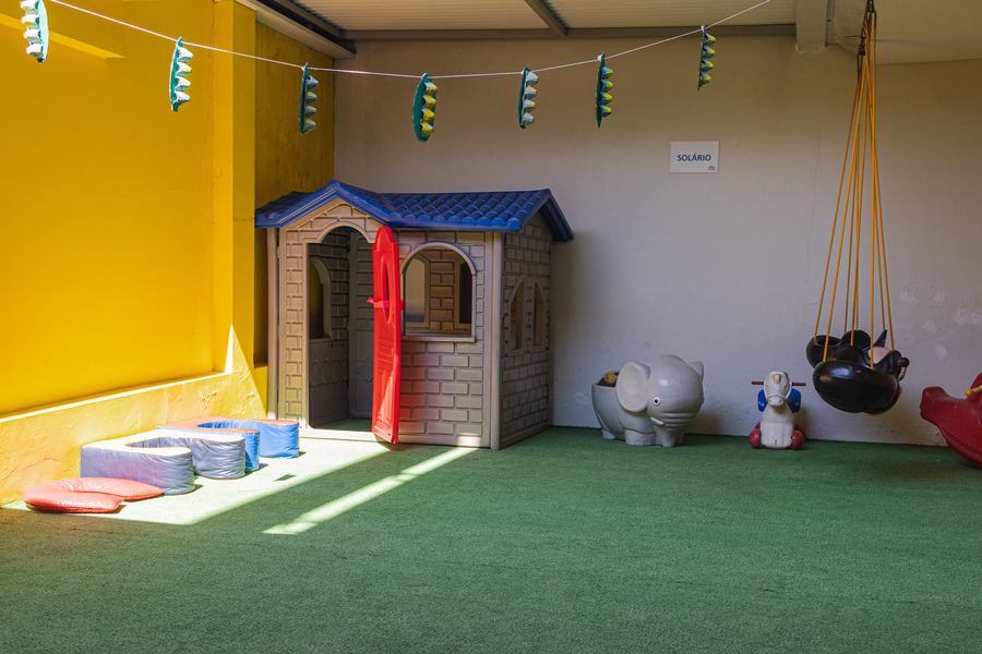Solário com casinha e balanços