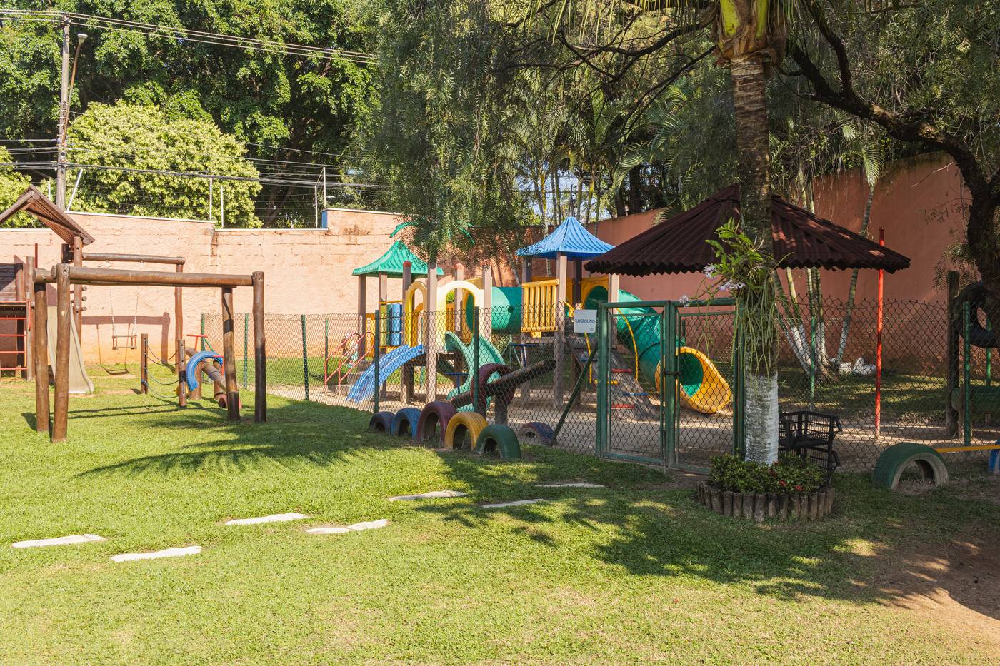 Playground e gramado da Escola Aliança
